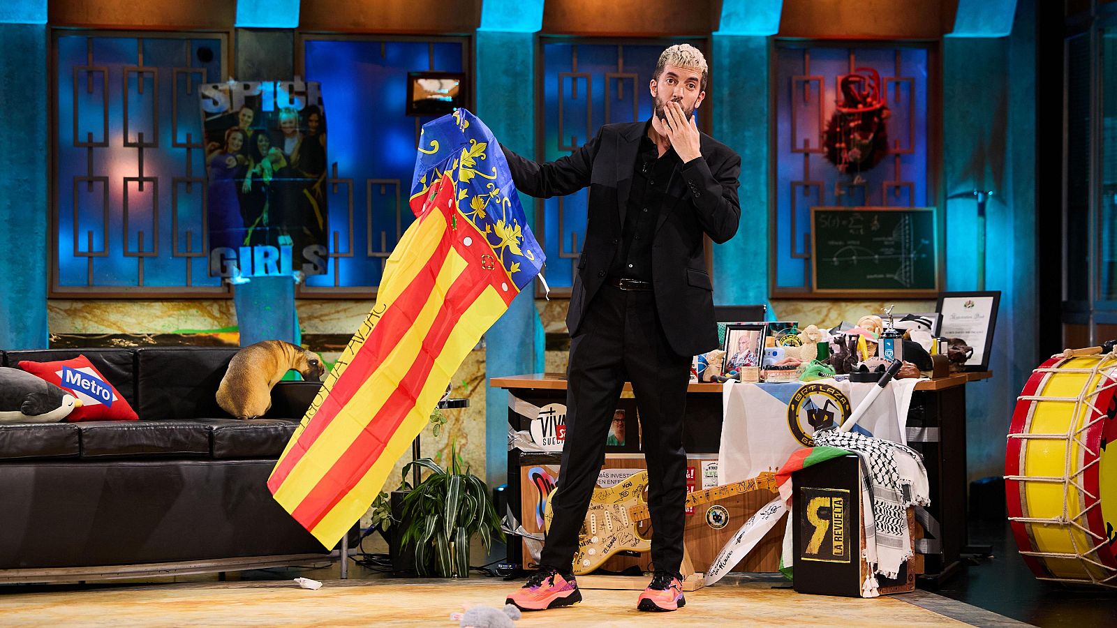 David Broncano muestra la bandera de la Comunidad Valenciana 29/10/25