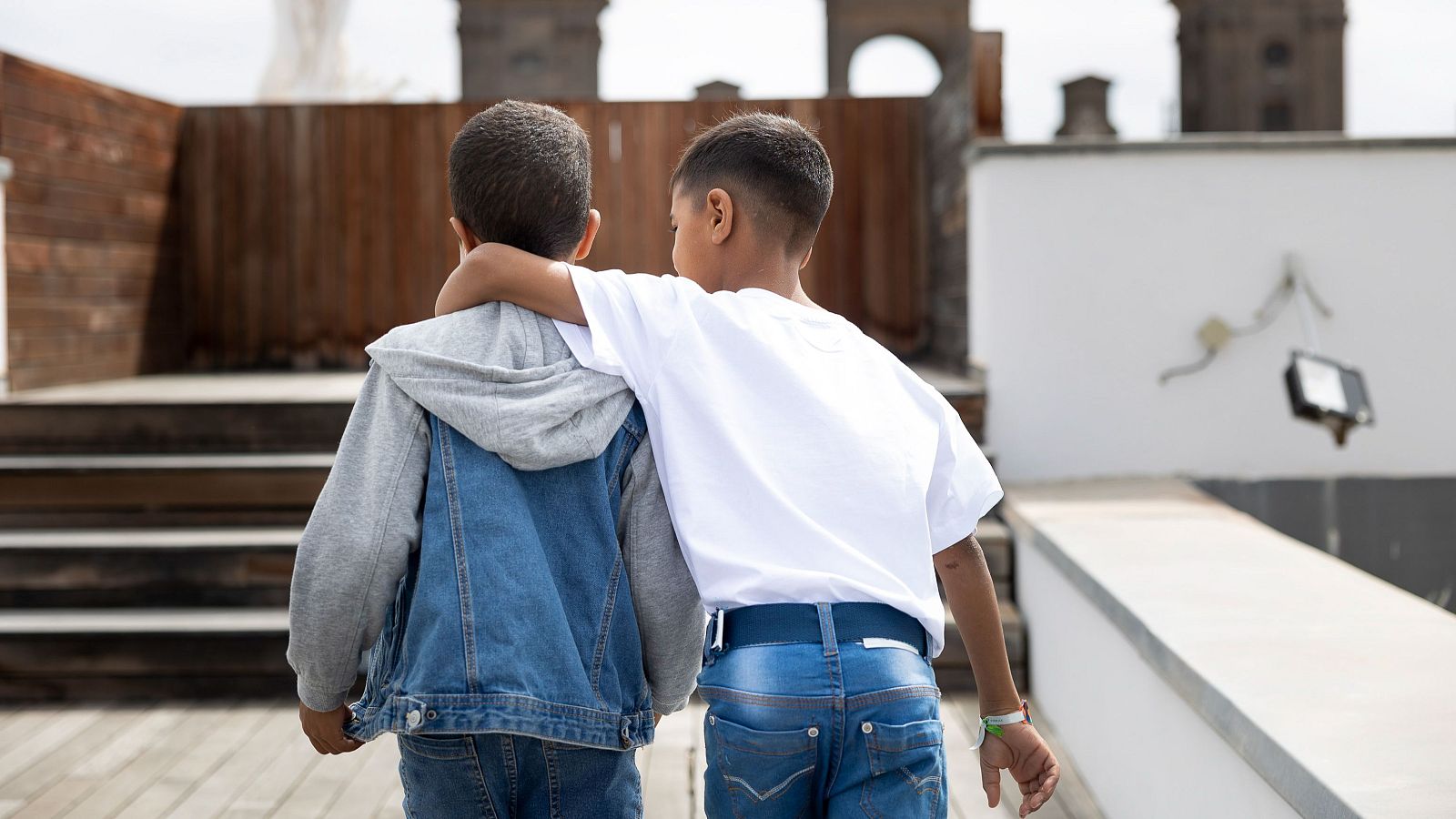 Dos niños saharauis del programa "Vacaciones en Paz" acogidos por familias españolas en Las Palmas.