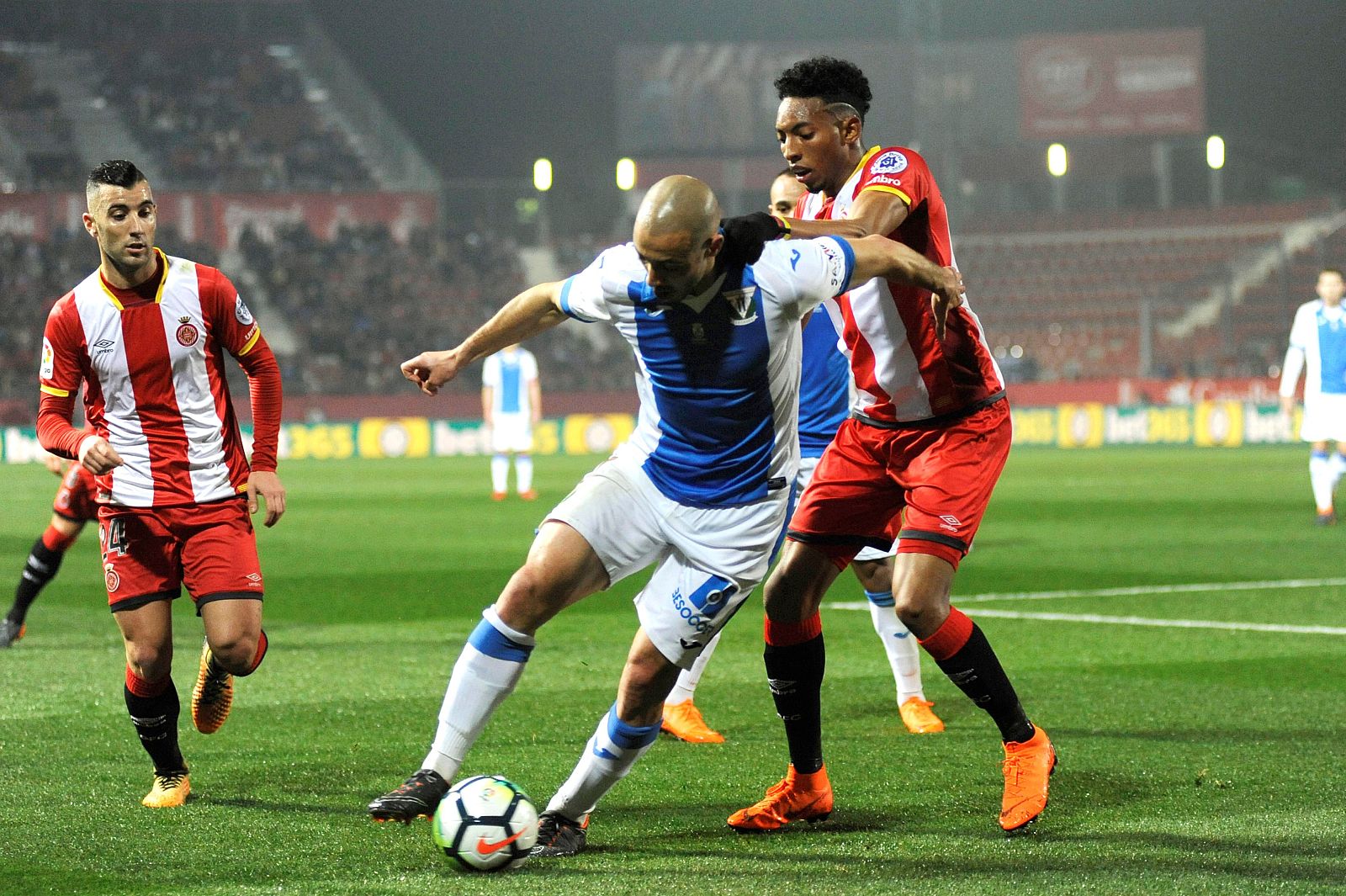 El defensa colombiano del Girona Johan Andrés Mojica (d) y el centrocampista holandés del Leganés Nordin Amrabat durante el partido.