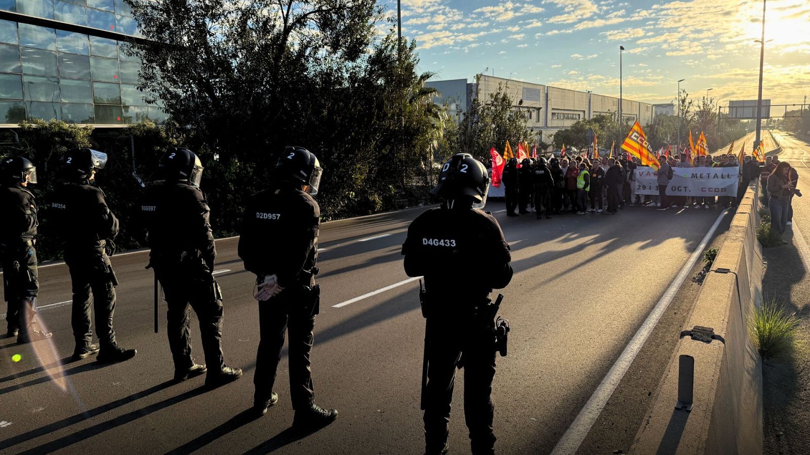 Treballadors aturats per un cordó dels Mossos d'Esquadra