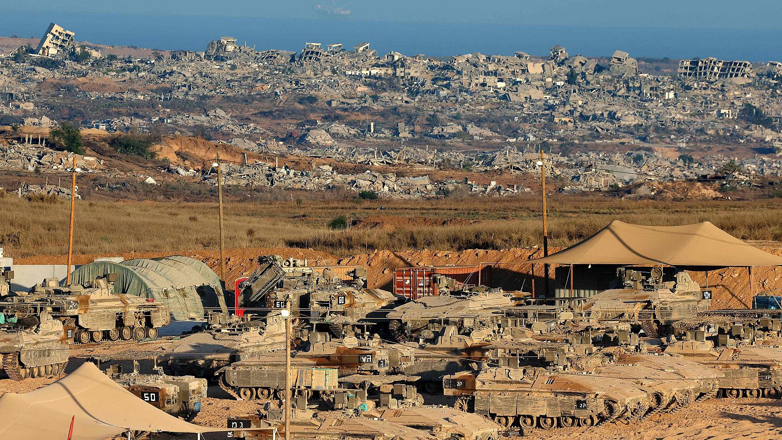 Tropas israelíes se encuentran desplegadas a lo largo de la valla fronteriza entre Israel y la Franja de Gaza.