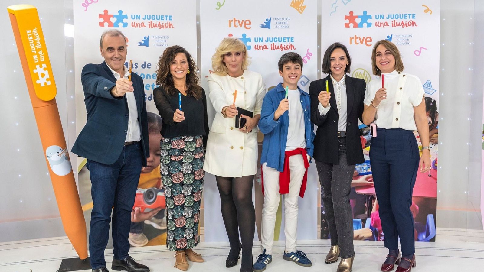 Foto de familia de los asistentes