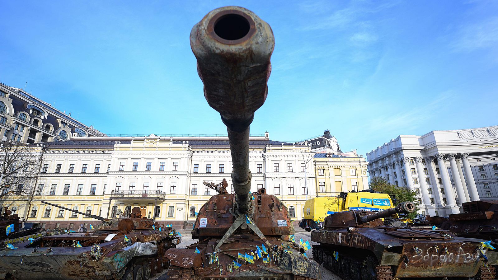 Tanques rusos capturados por Ucrania se exhiben en el centro de Kiev