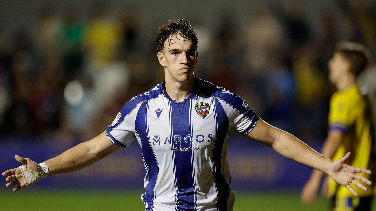 El Levante logra una agónica victoria en Orihuela