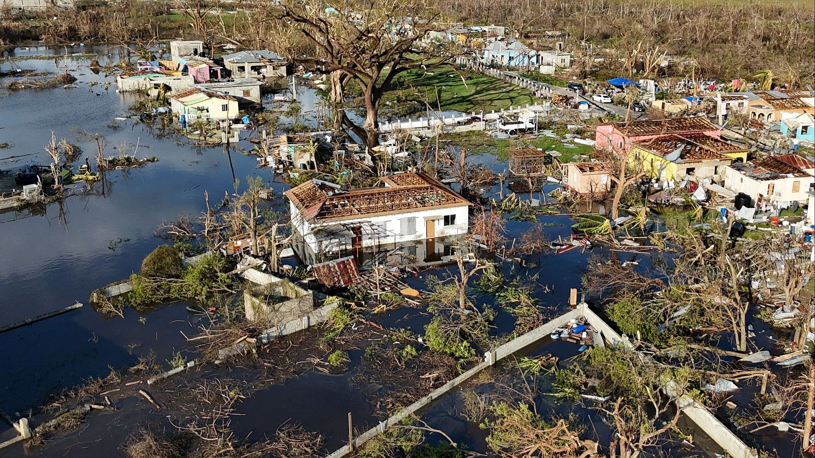 Vista aérea de Black River, Jamaica, el jueves 30 de octubre de 2025, tras el paso del huracán Melissa.