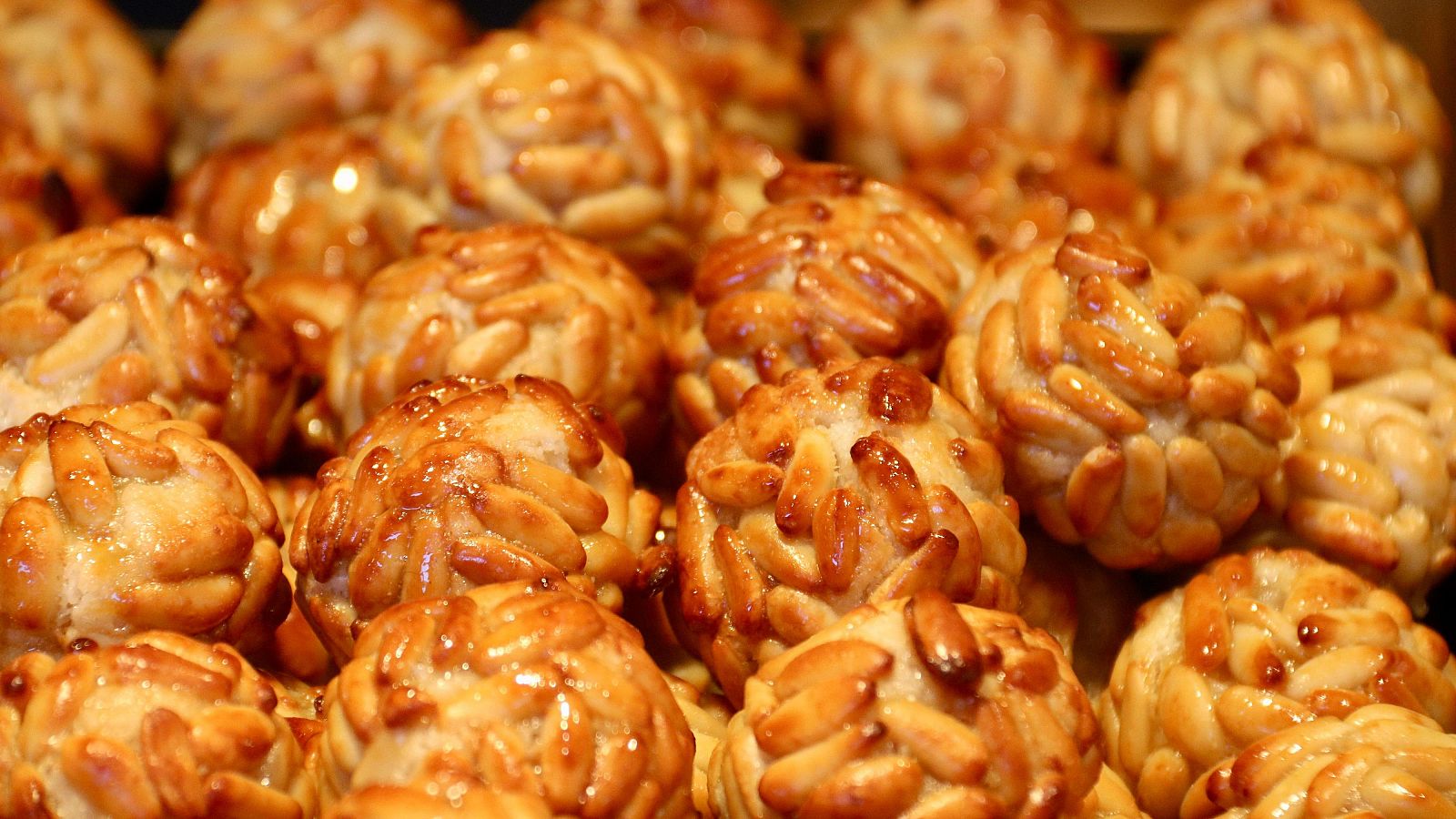 Panellets de pinyons, a la pastisseria Zaguirre de Terrassa. Albert Segura/ACN