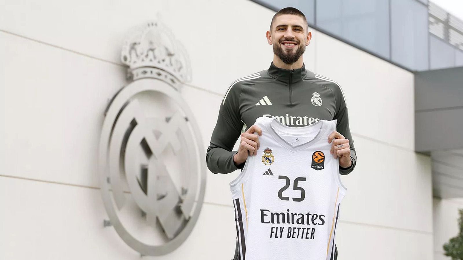 Alex Len posando con la camiseta del Real Madrid