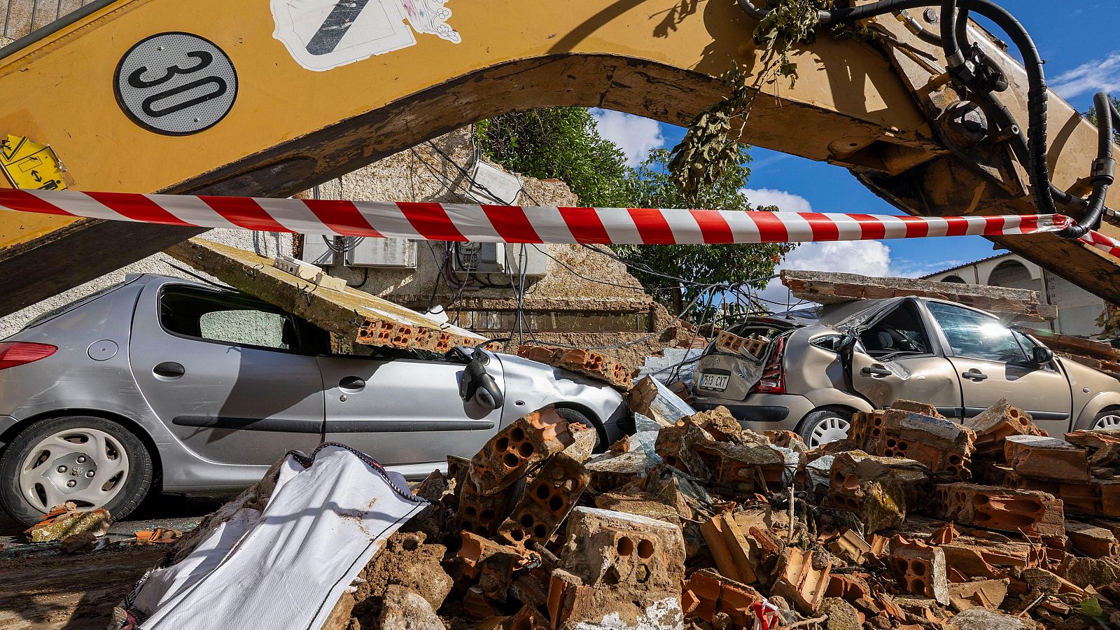 Bomberos actúan en Gibraleón (Huelva) tras las fuertes lluvias en la zona