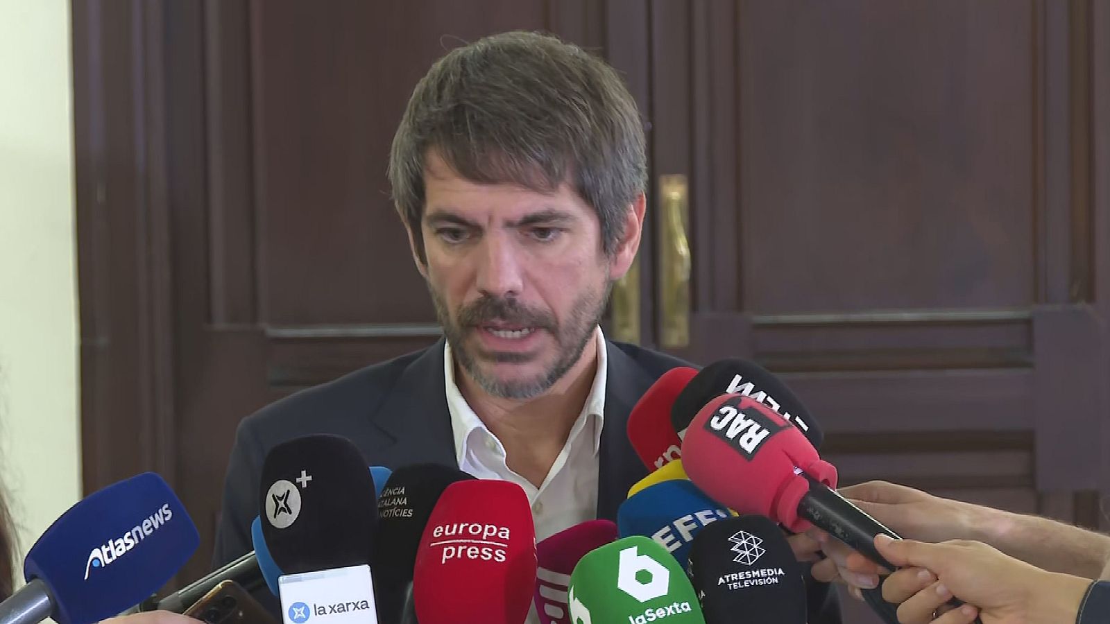 El ministre de cultura, Ernest Urtasun, atén els mitjans de comuncació a Barcelona