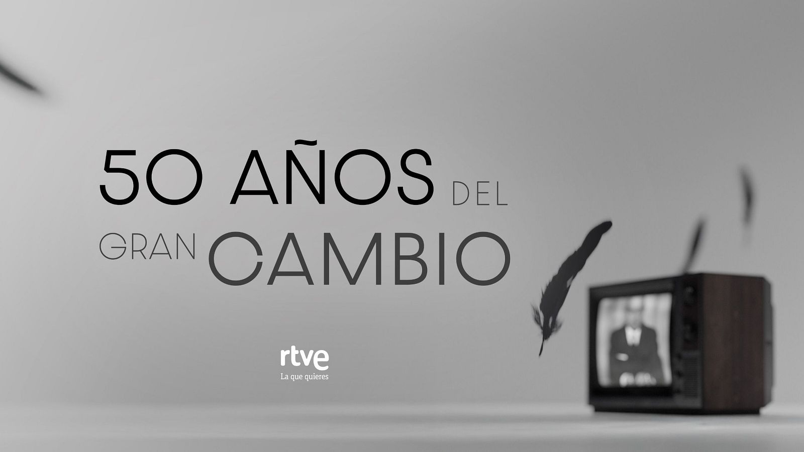 Un diseño publicitario para un especial televisivo presenta el título "50 AÑOS DEL GRAN CAMBIO" en letras grandes, con una televisión antigua y plumas negras como elementos visuales. El logo de la cadena se encuentra en la esquina inferior izquierda.
