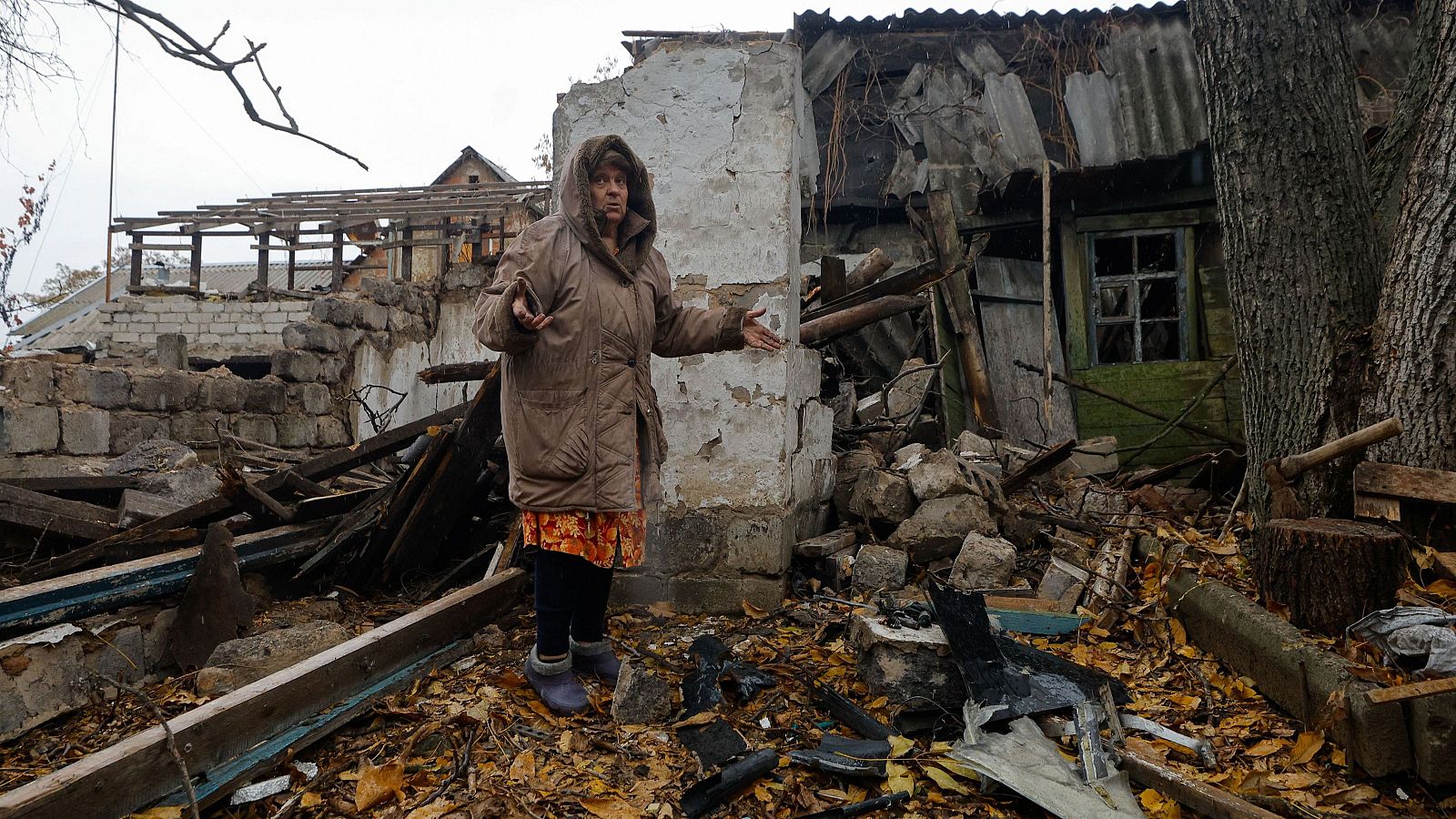 Una ciudadana rusa permanece de pie entre los escombros de su casa tras un ataque nocturno con drones ucranianos