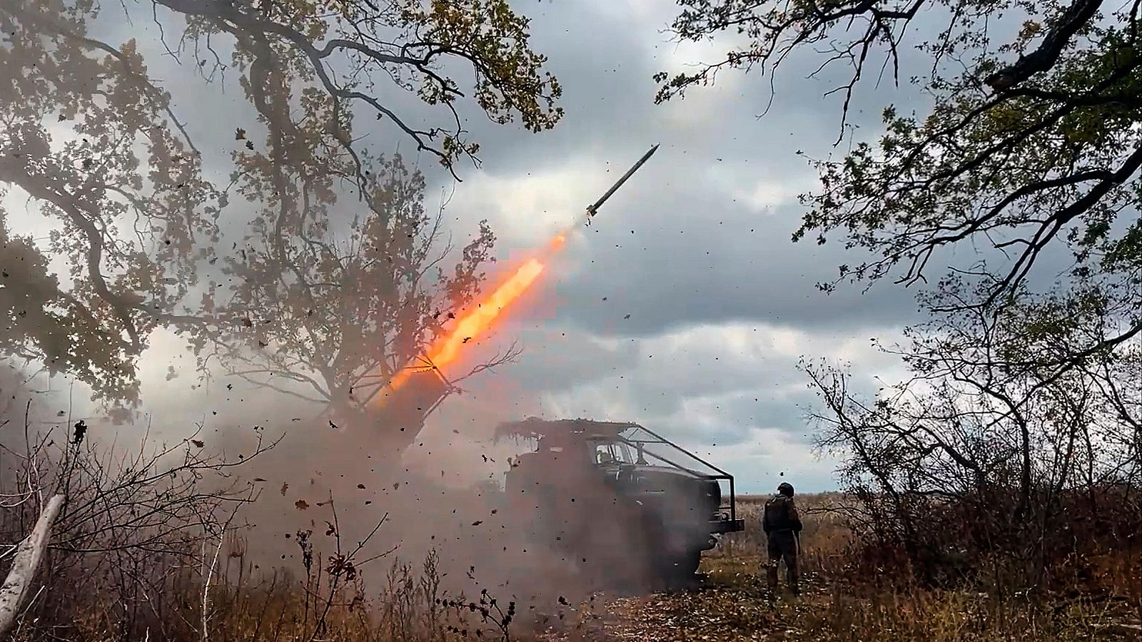 Un lanzacohetes Grad ruso en el frente