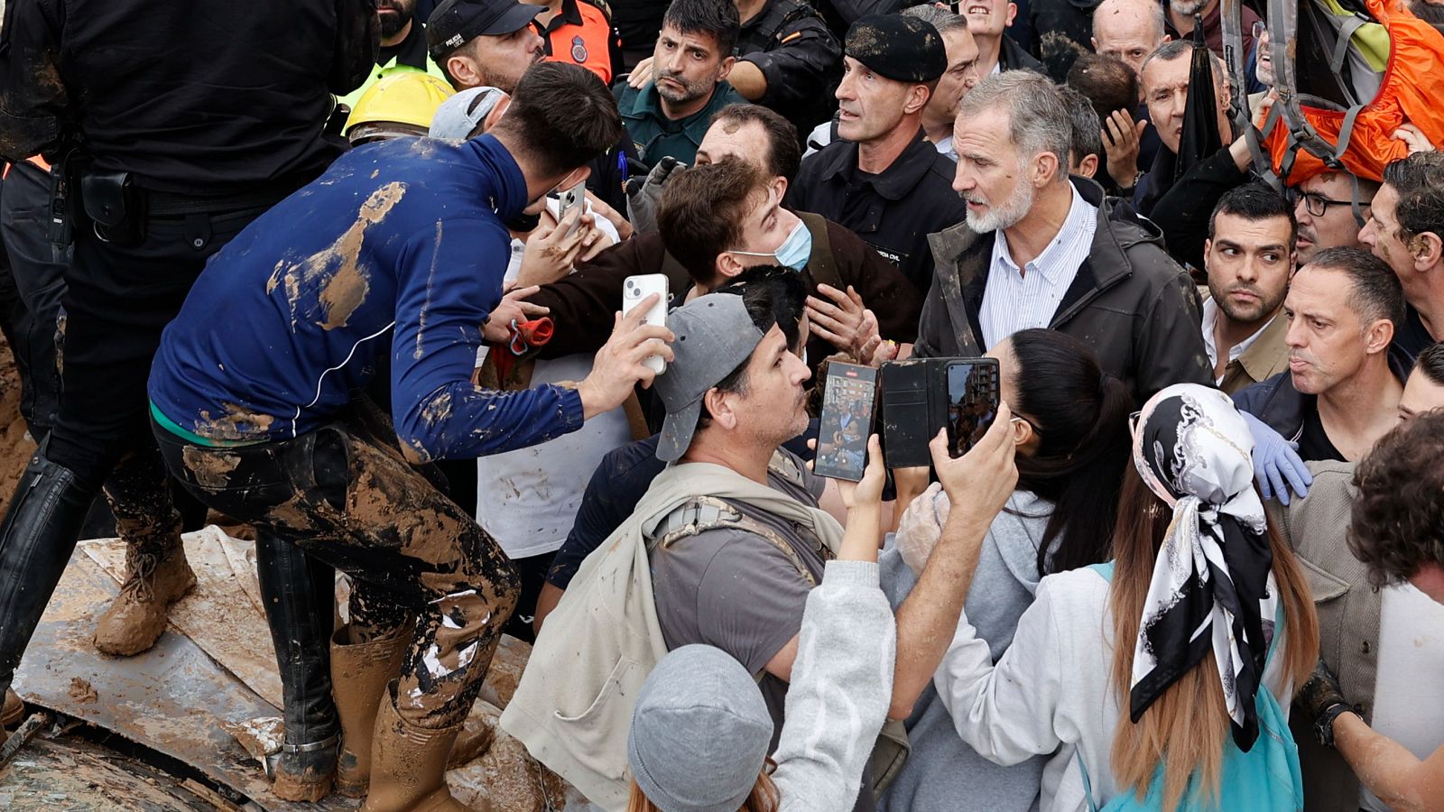 Un año del lanzamiento de barro a los reyes en Paiporta