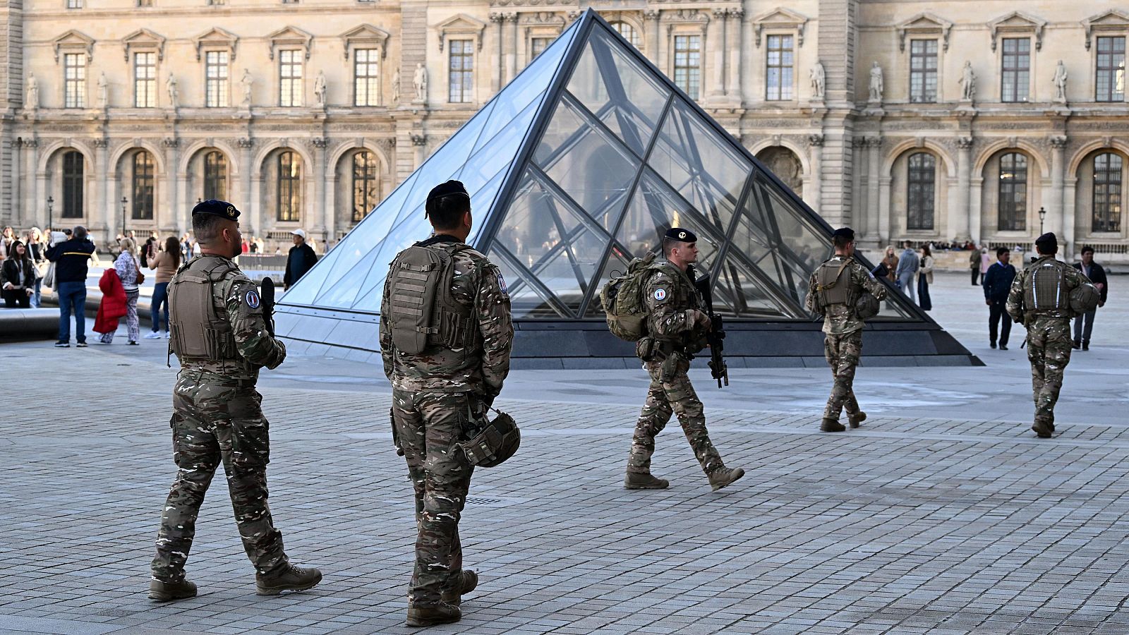 Los detenidos por el robo en el Louvre no tienen perfil de crimen organizado