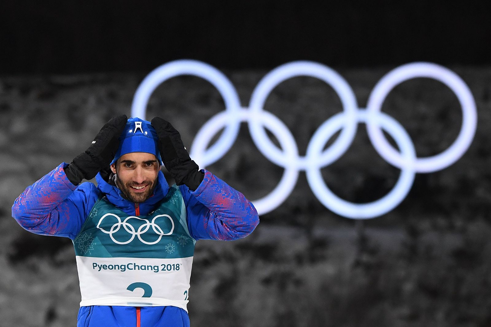 El francés Martin Fourcade celebra su victoria.