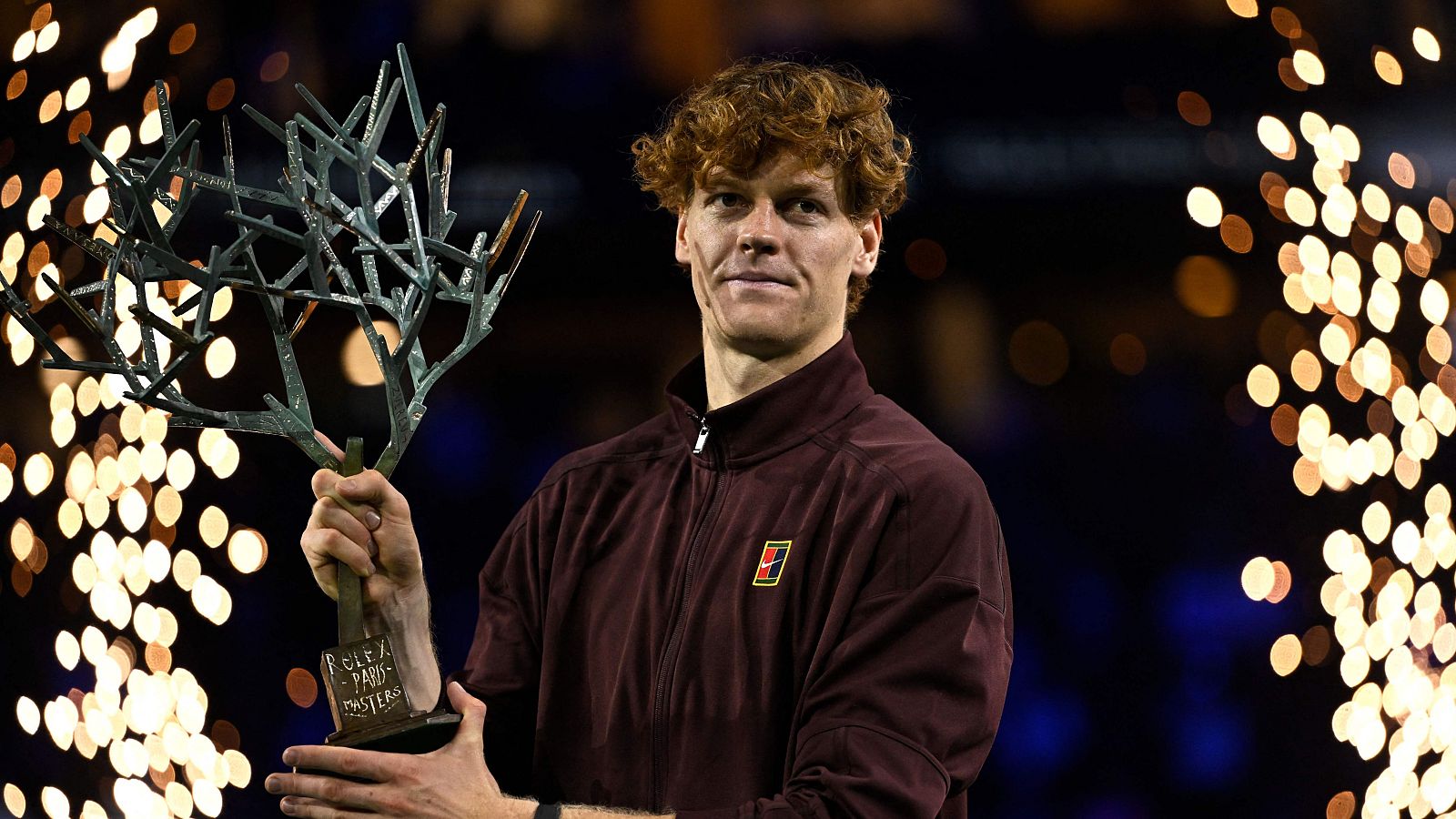 Sinner con el trofeo del Masters 1000 de París