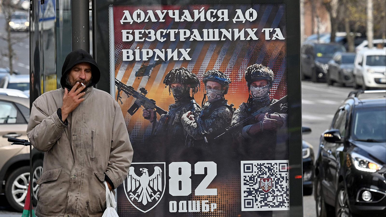 Un anuncio de reclutamiento de la 82 brigada de asalto en una parada de autobús en Kiev
