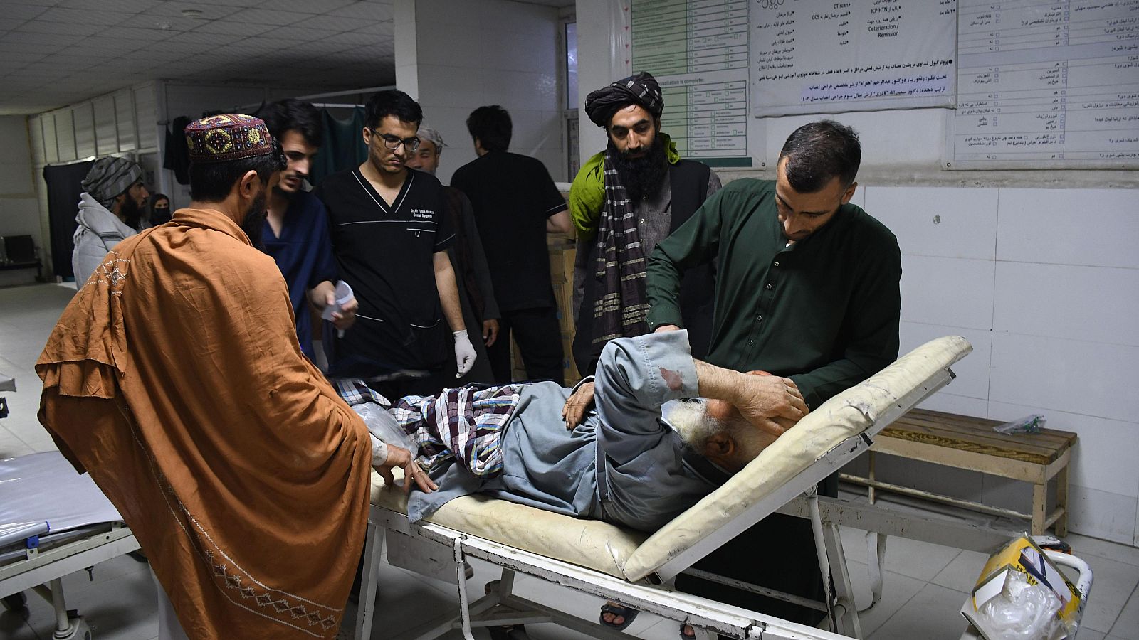 Un hombre herido por un terremoto recibe tratamiento en un hospital de Mazar-e-Sharif