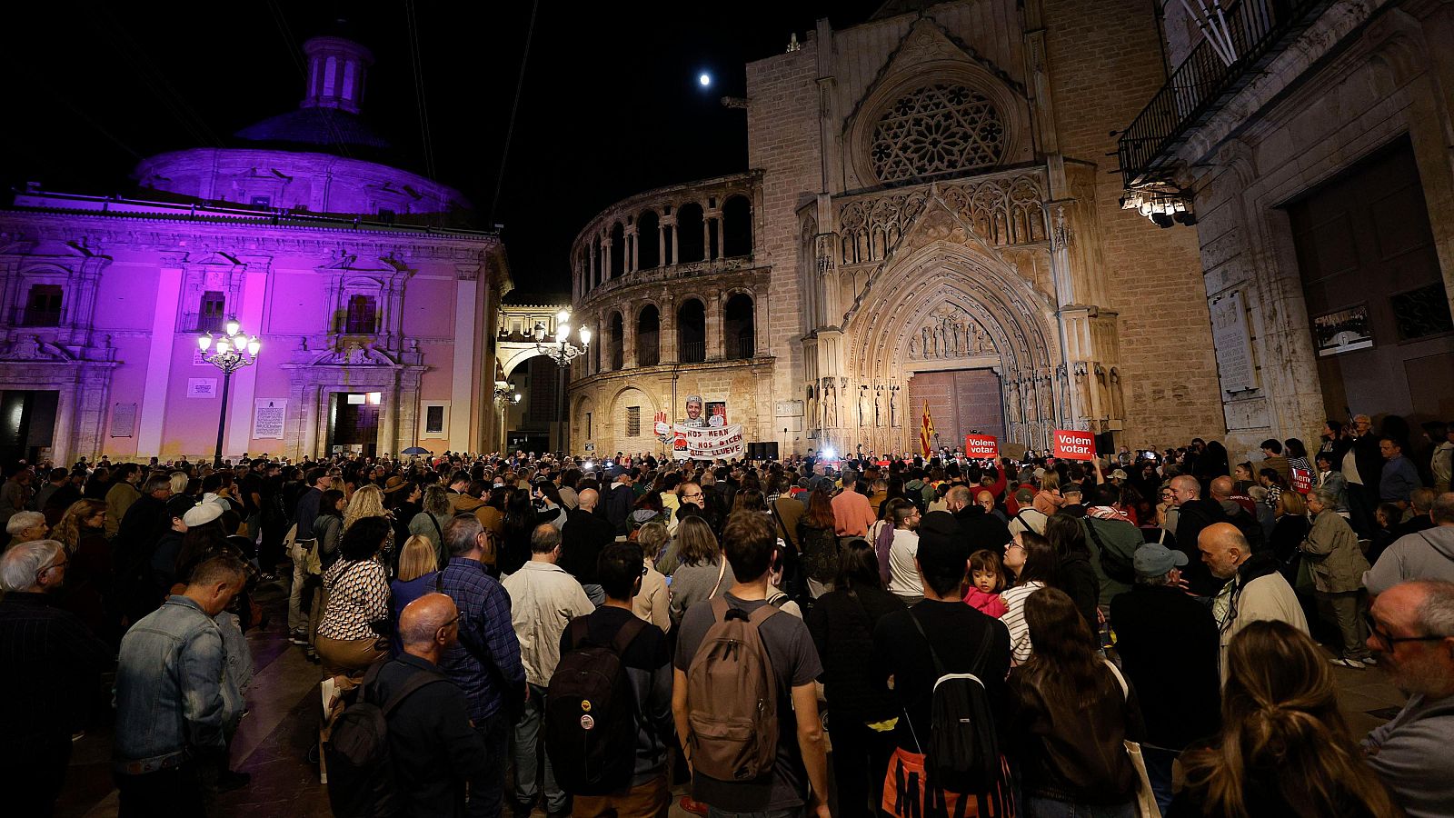 Una concentración en la plaza de la Virgen de València este lunes