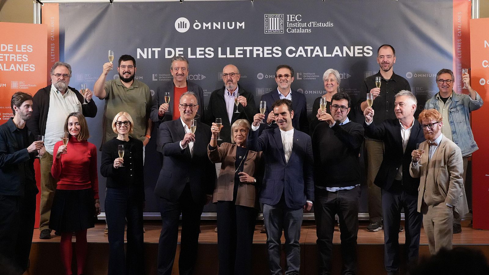 Fotografia de familia de la presentació de la Nit de les Lletres Catalanes