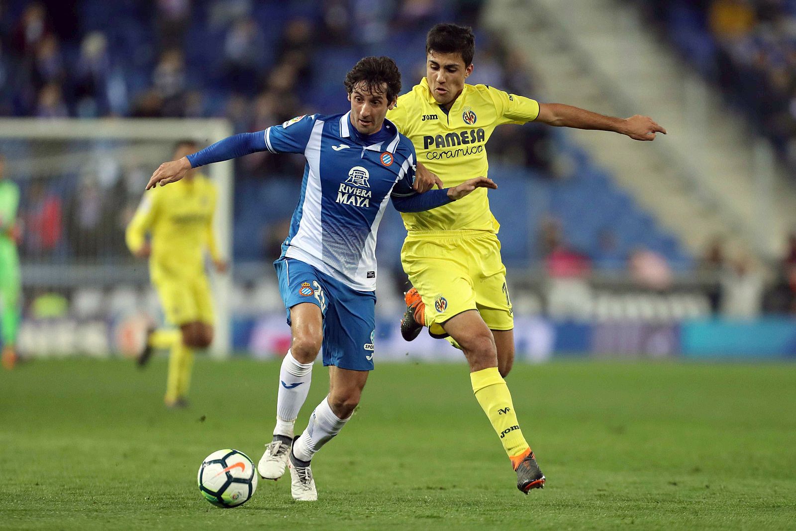 Esteban Granero (i) con el balón ante el centrocampista del Villarreal Rodrigo Hernández Cascante (d).