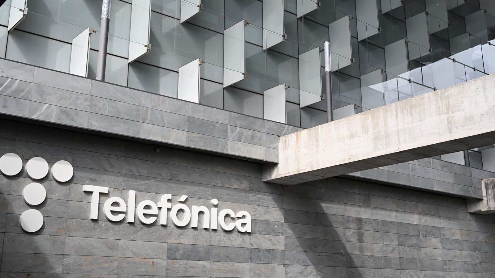 Telefónica se desploma un 10% en bolsa tras anunciar que recortará a la mitad el dividendo en 2026