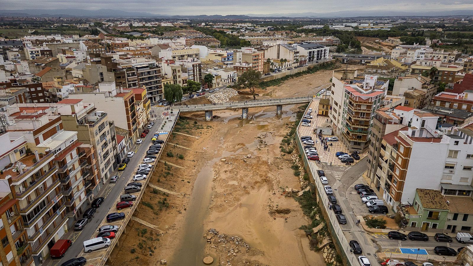 Vista general tomada con un dron del barranco del poyo a su paso por Paiporta