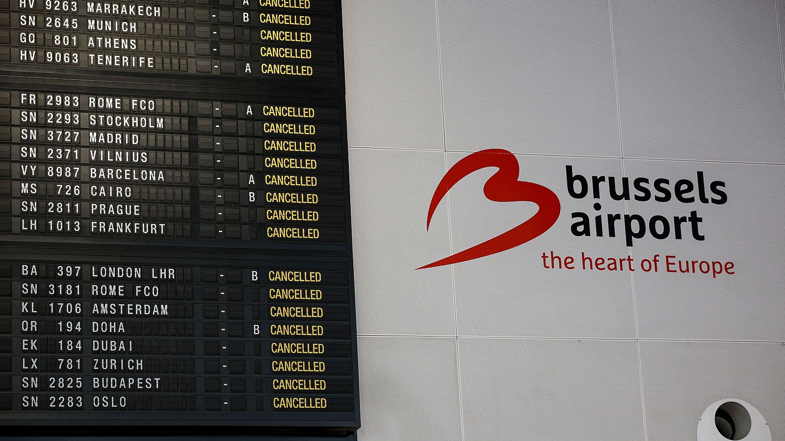 Vista del panel informativo con vuelos cancelados en el aeropuerto de Bruselas en febrero de 2025