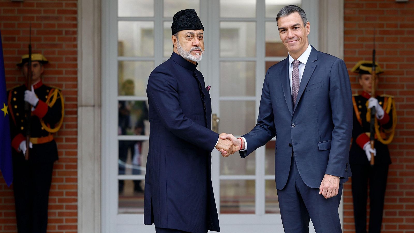 El presidente del Gobierno, Pedro Sánchez, recibe al Sultán del Sultanato de Omán, Shaitham Bin Tariq Al-Busaid, a su llegada a la Moncloa