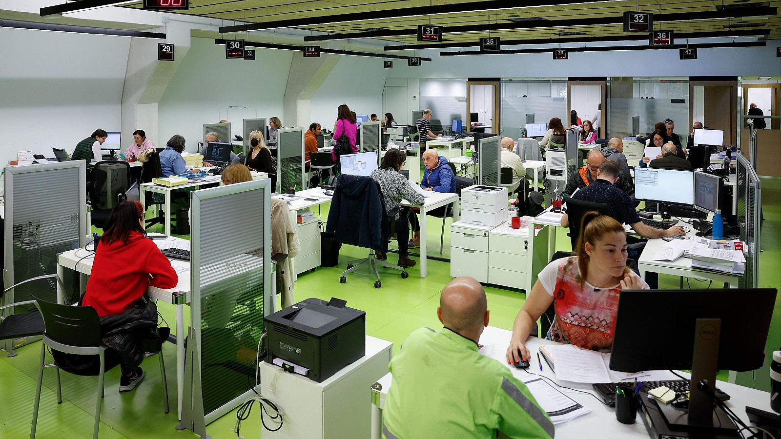 Gobierno y sindicatos se sientan a negociar sobre los salarios de funcionarios con la amenaza de huelga sobre la mesa