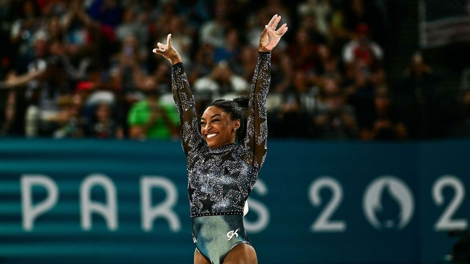 Simone Biles: l'art de caure i tornar a volar