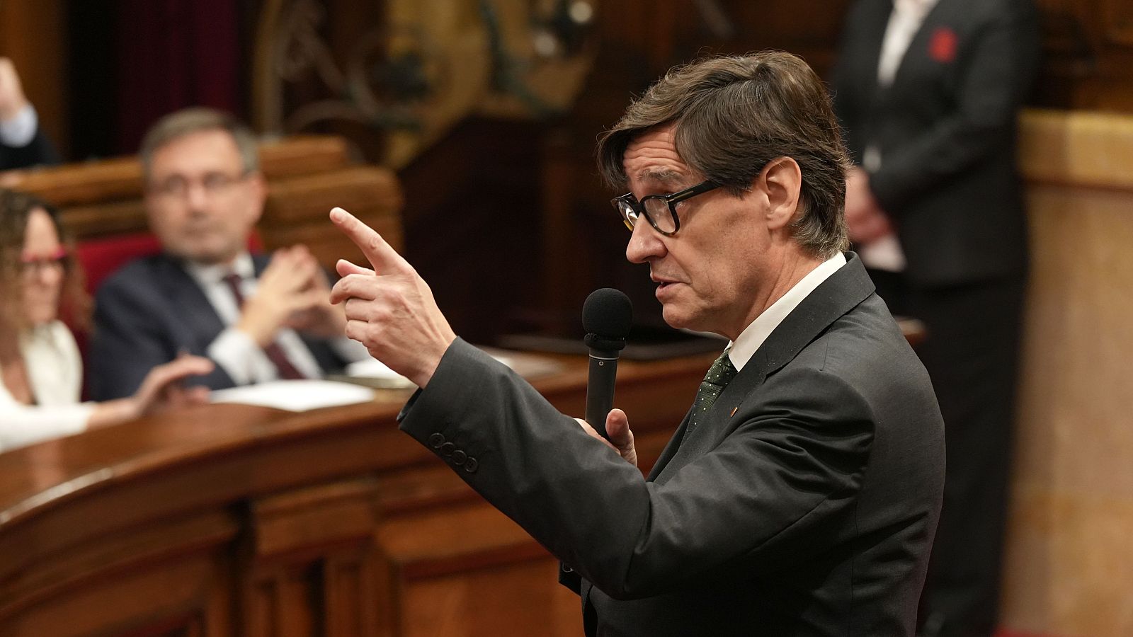 El president de la Generalitat, Salvador Illa, durant el ple del Parlament