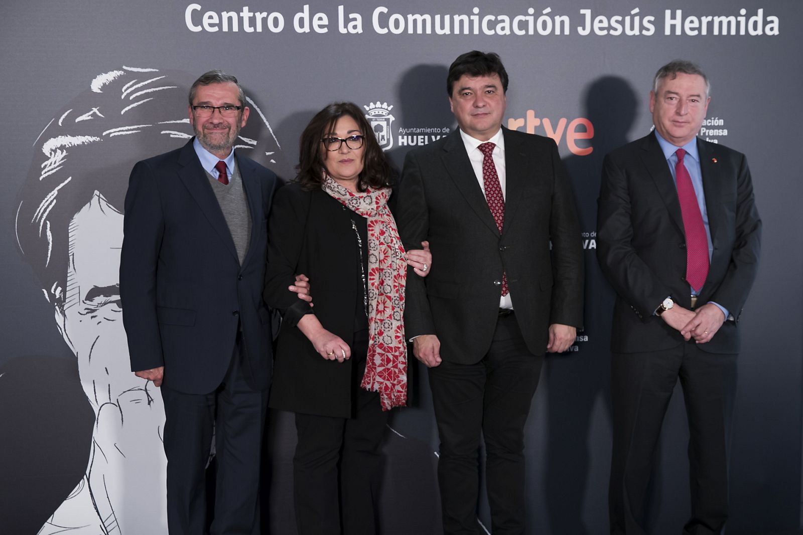 El presidente de la Asociacion de la prensa de Huelva, la viuda de Hermida, el alcalde de Huelva y el presidente de RTVE, tras la firma