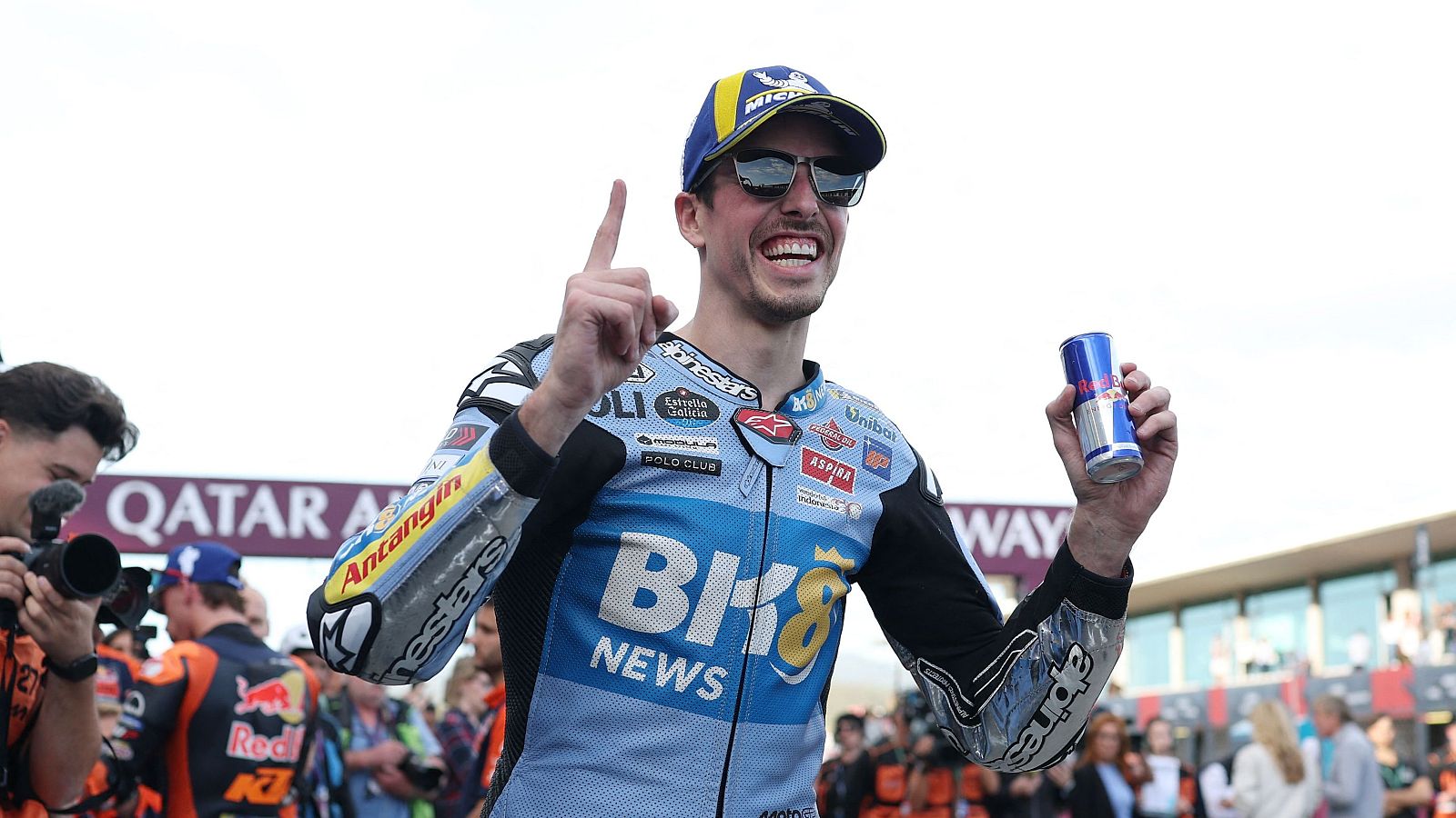 Álex Márquez celebra su victoria al sprint