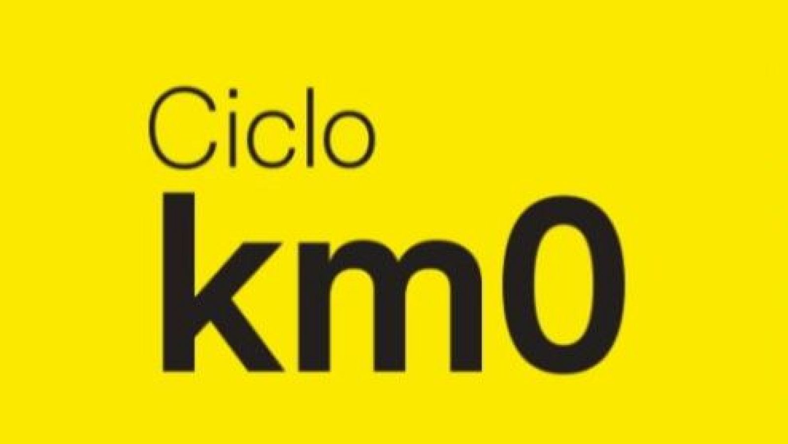 Un logotipo con las palabras "Ciclo km0" en color negro sobre un fondo amarillo, sugiriendo una marca o proyecto con enfoque en la sostenibilidad o la proximidad.
