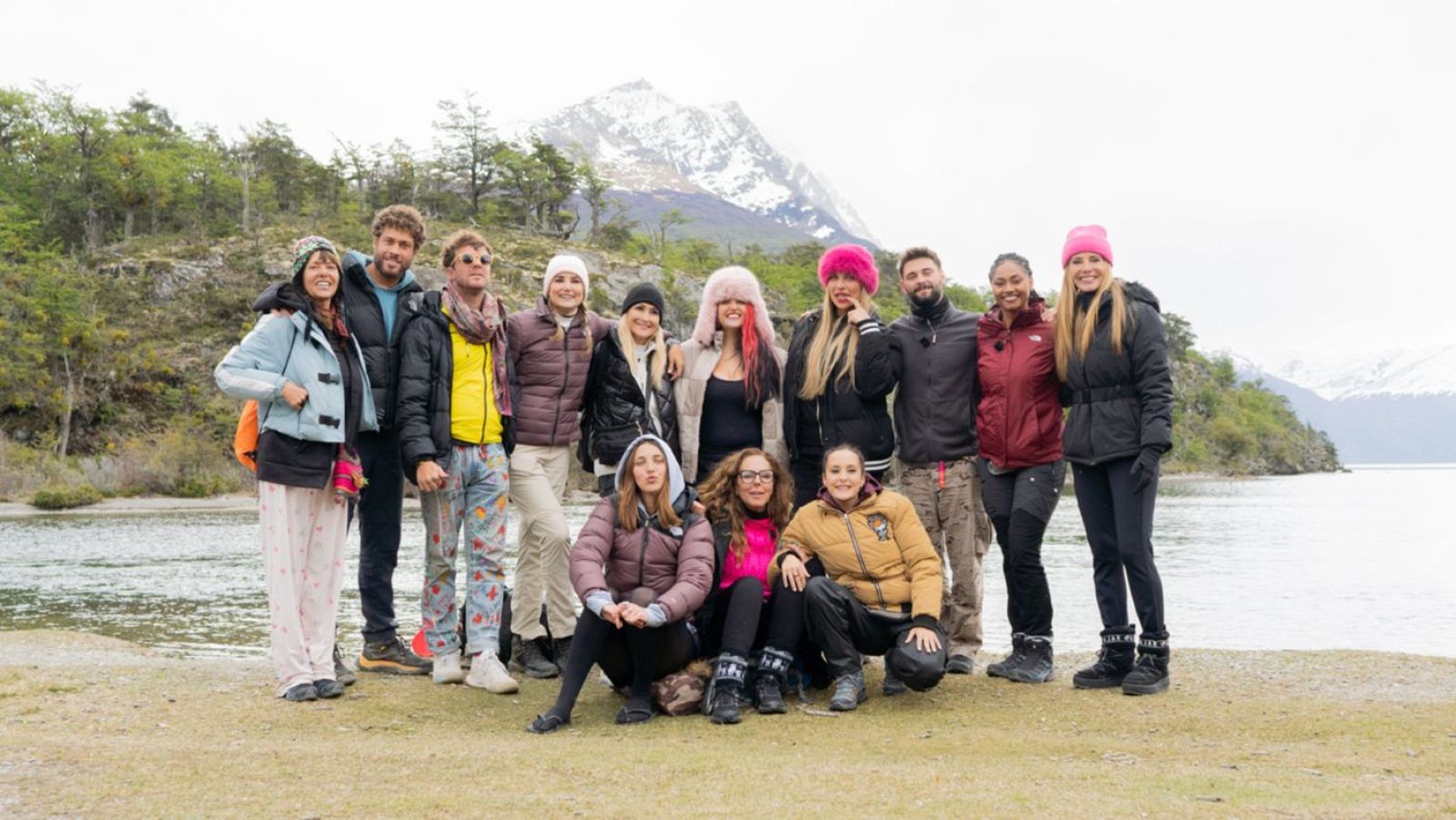 Paula Vázquez con los participantes de 'Hasta el fin del mundo'