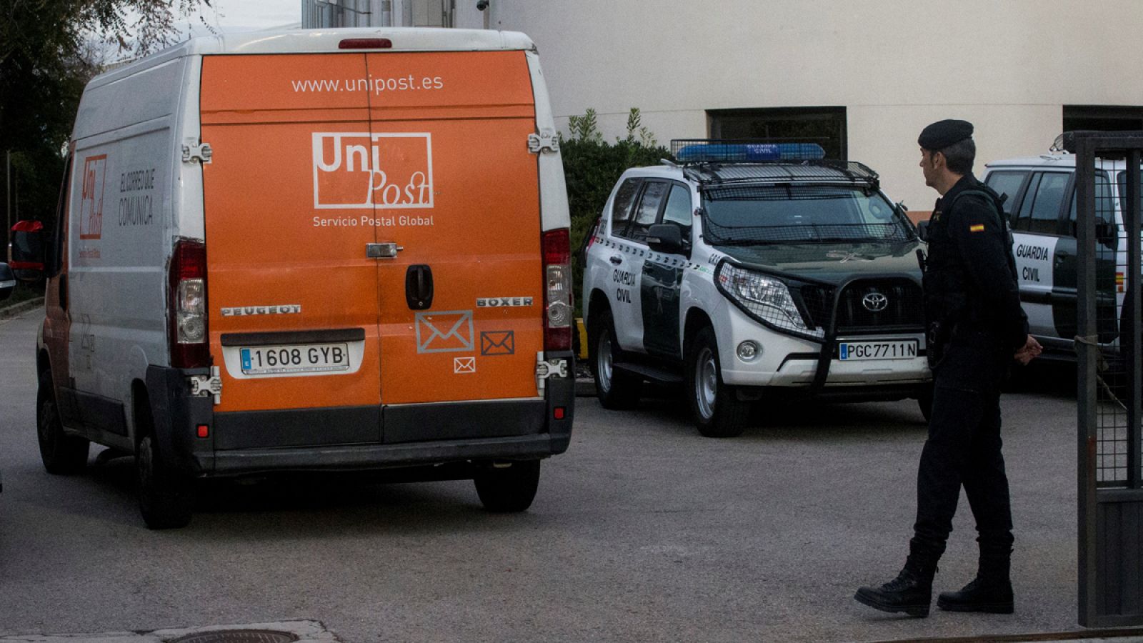 La Guardia Civil, durante el registro de la sede de Unipost en L'Hospitalet de Llobregat el pasado 14 de diciembre en el marco de la investigación por el 1-O