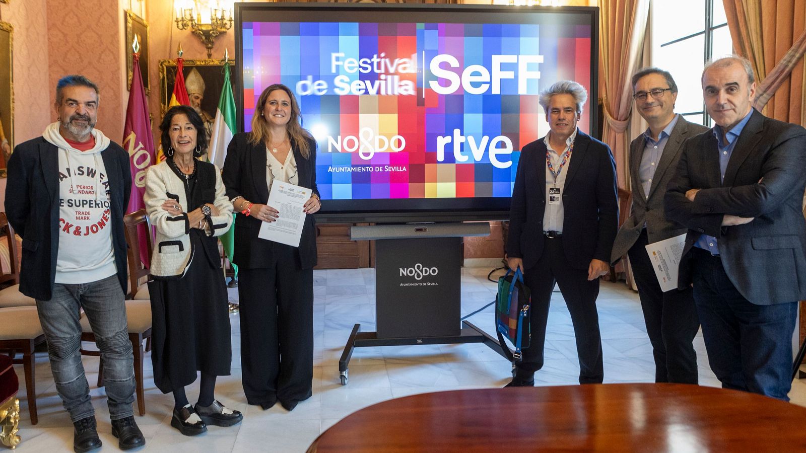 Firma del acuerdo entre RTVE y el Festival de Sevilla