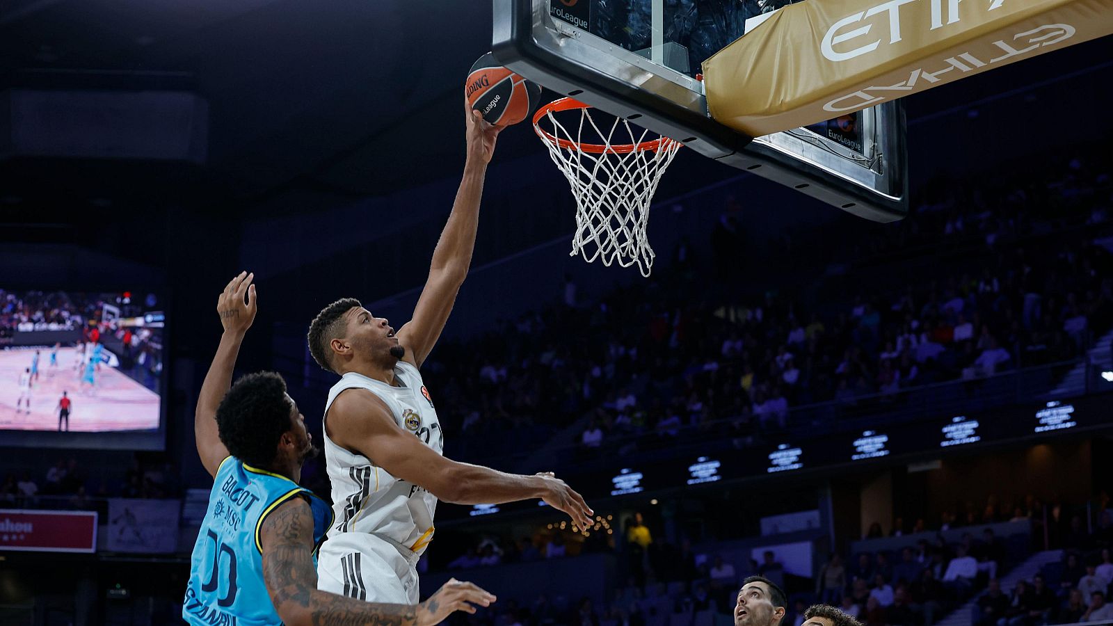 El pívot del Real Madrid Edy Tavares, entra a canasta en un partido contra el Fenerbahce de la Euroliga