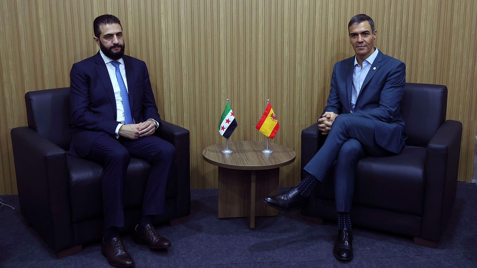 El presidente del Gobierno, Pedro Sánchez, con el dirigente sirio, Ahmed Husseín al Sharaa