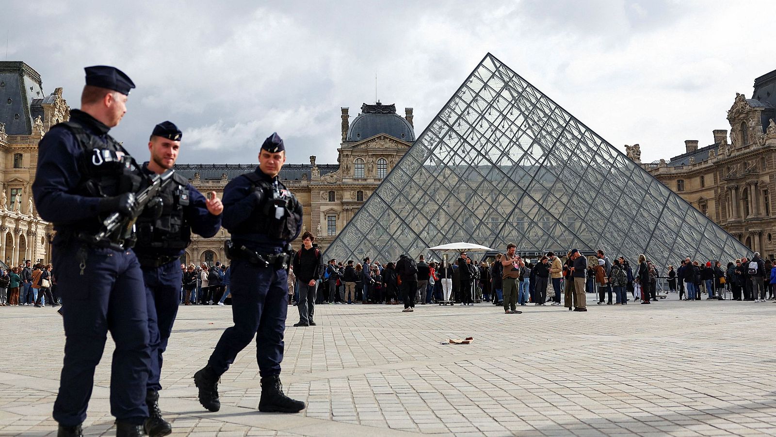 Los dos detenidos por el robo en el Louvre son sospechosos de haber entrado en el museo para robar las joyas