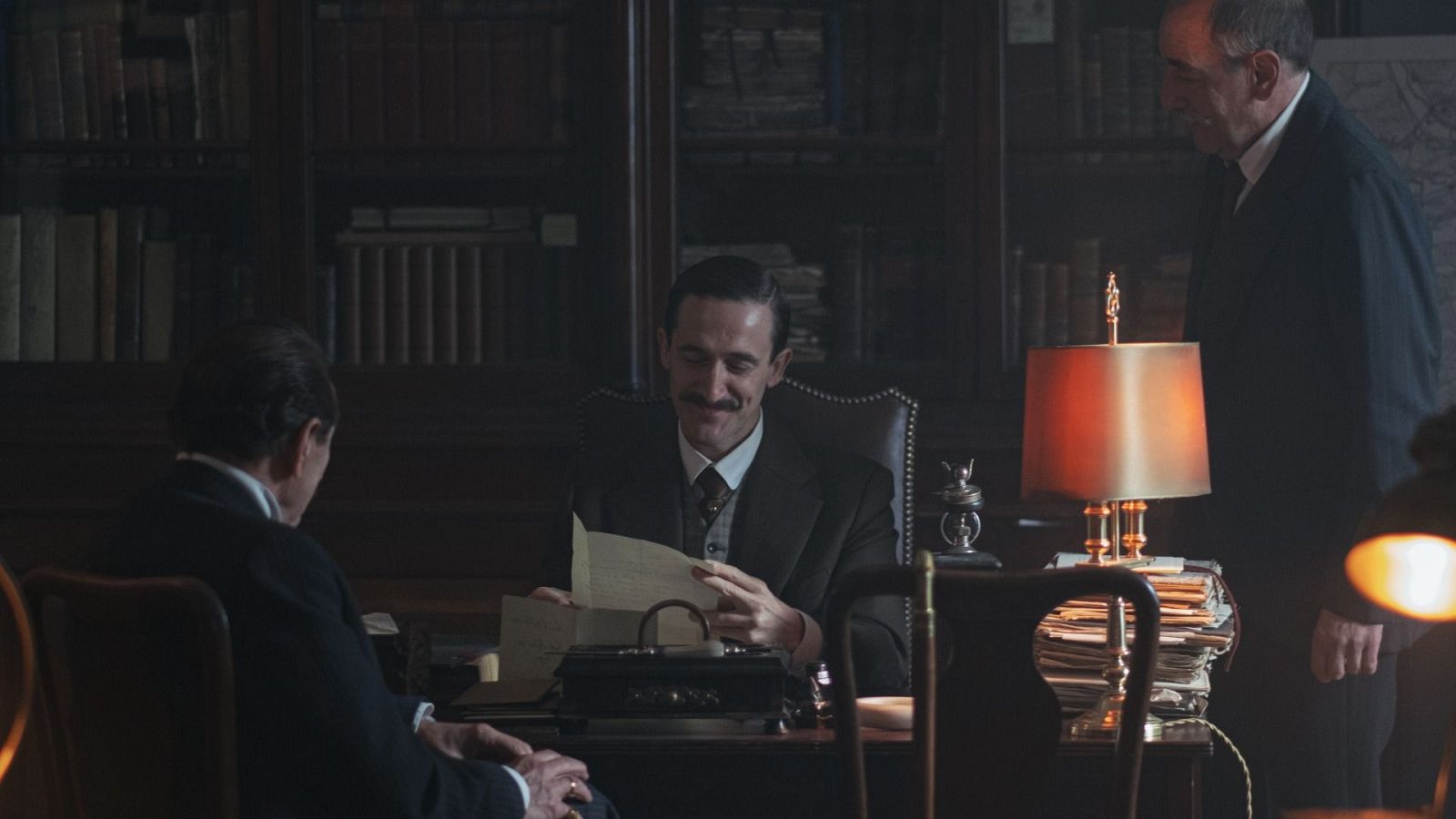 El papel de Alfonso XIII en la Primera Guerra Mundial: ¿Qué era la Oficina Pro Cautivos?