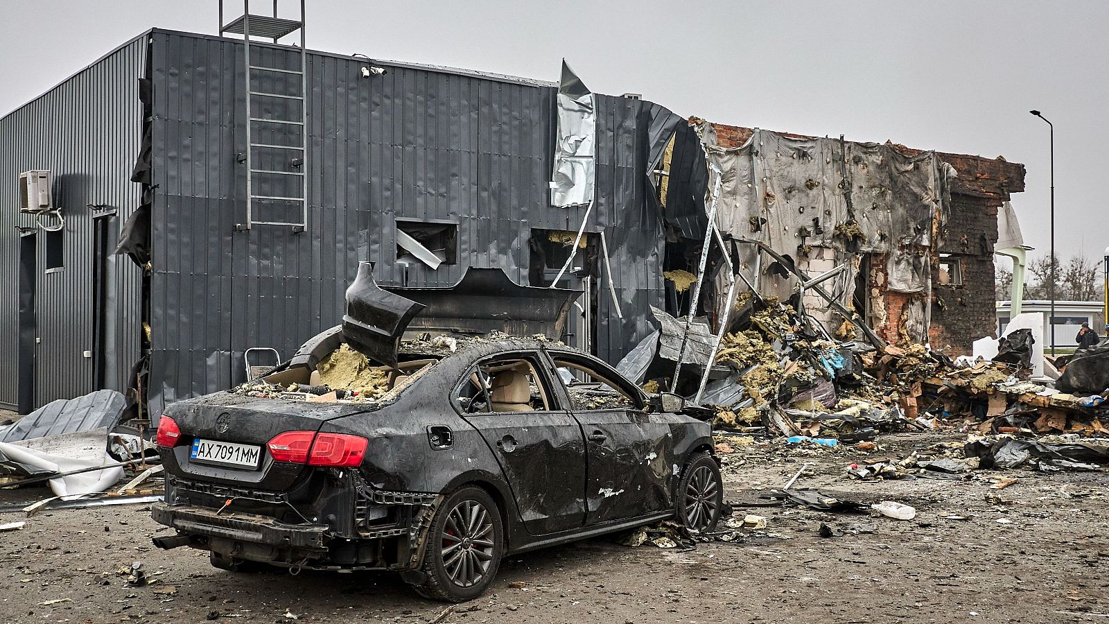 Gasolinera en Járkov destruida en un ataque ruso