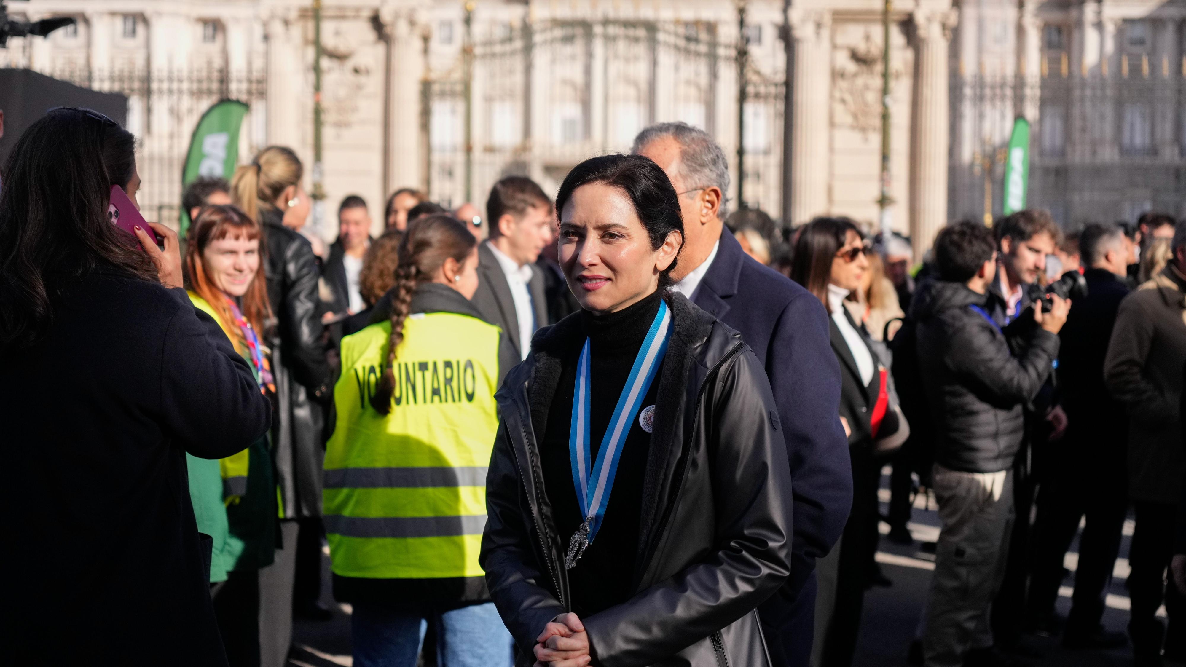 Ayuso abandona en ambulancia la misa de la Almudena por una "leve  indisposición"
