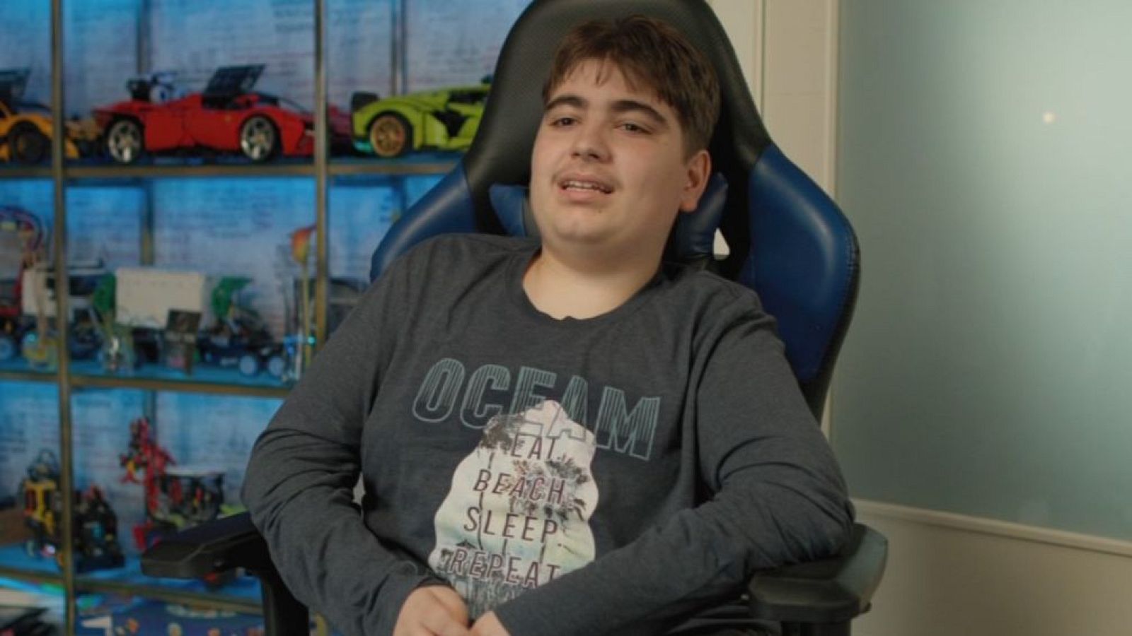 Alex y su lucha: una enfermedad rara le dejó sin poder caminar a los 12 años