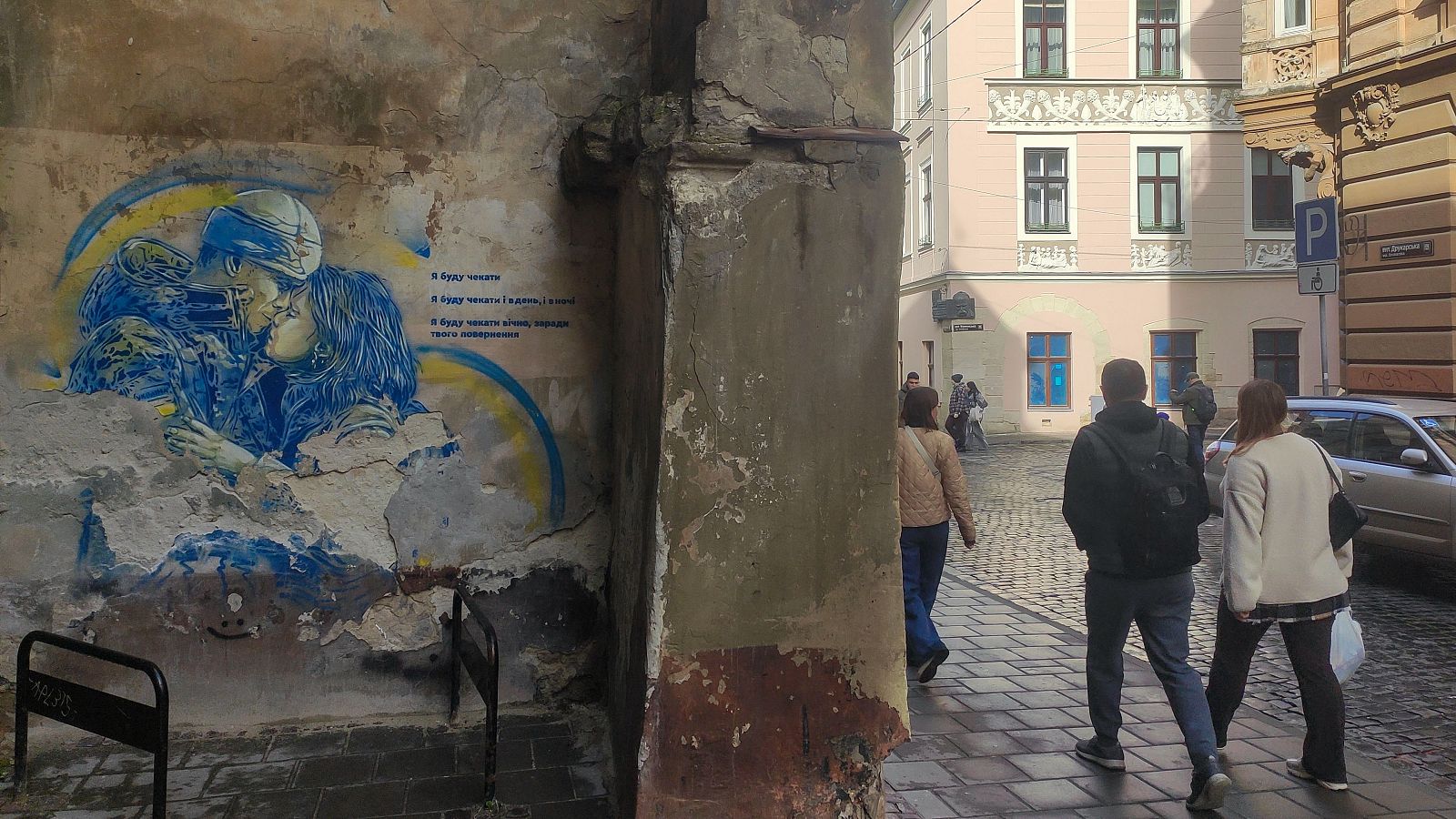 Un grafiti del artista callejero francés C215 en Leópolis