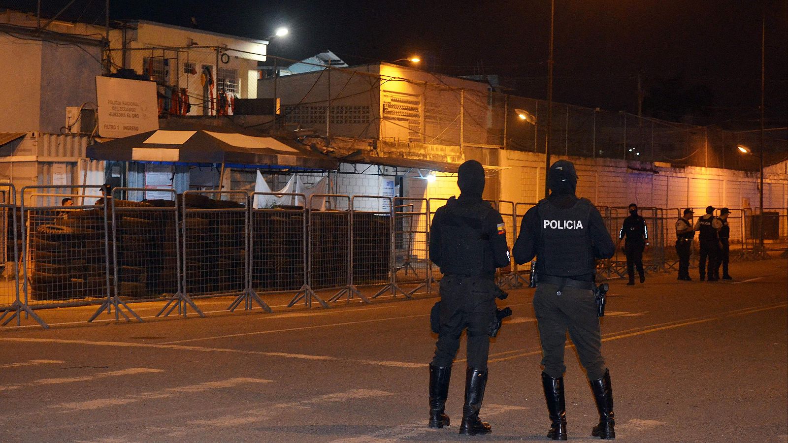 Agentes de policía custodian la entrada de la prisión en Machala, Ecuador