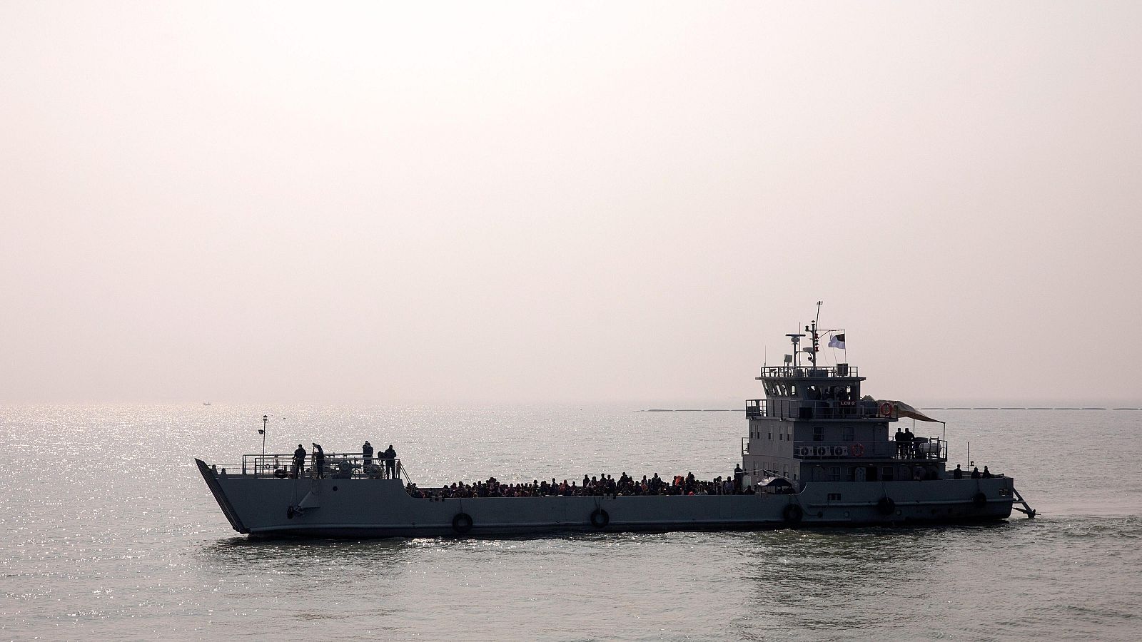Refugiados rohinyás en un buque de la armada bangladesí en una imagen de archivo