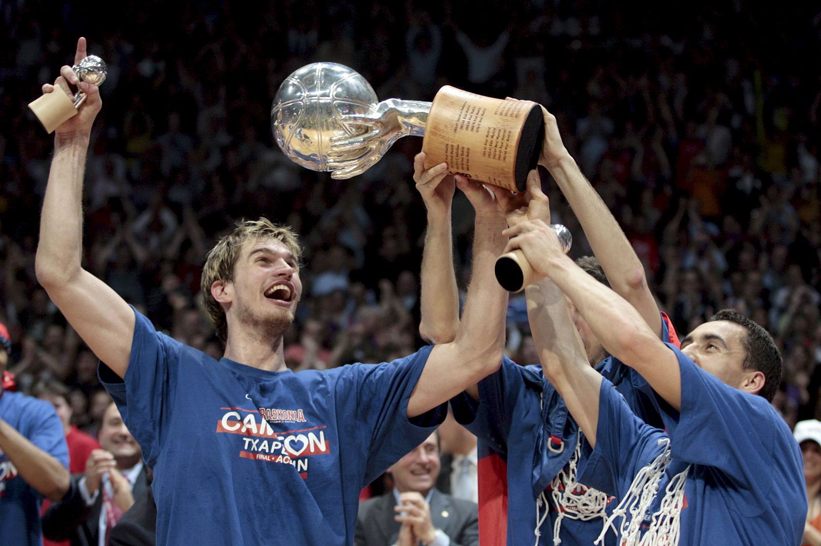 Splitter (i) y Prigioni, levantan el trofeo de la ACB tras ganar la final de 2008 al Barça