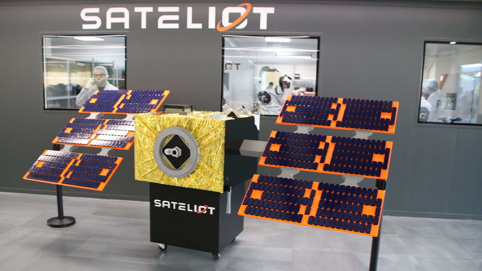 La seu de Saèliot, a Barcelona, amb una rèplica d'un dels satèl·lits de nova generació de la companyia